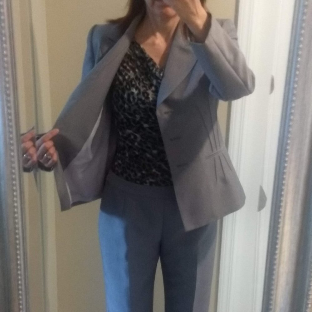 Light gray Evan Picone 2-pc suit size 4